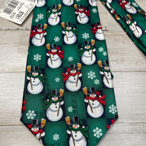 100% Silk Green Christmas Tie Snowman Hat Broom Red Scarf A100970 - Picture 2 of 5